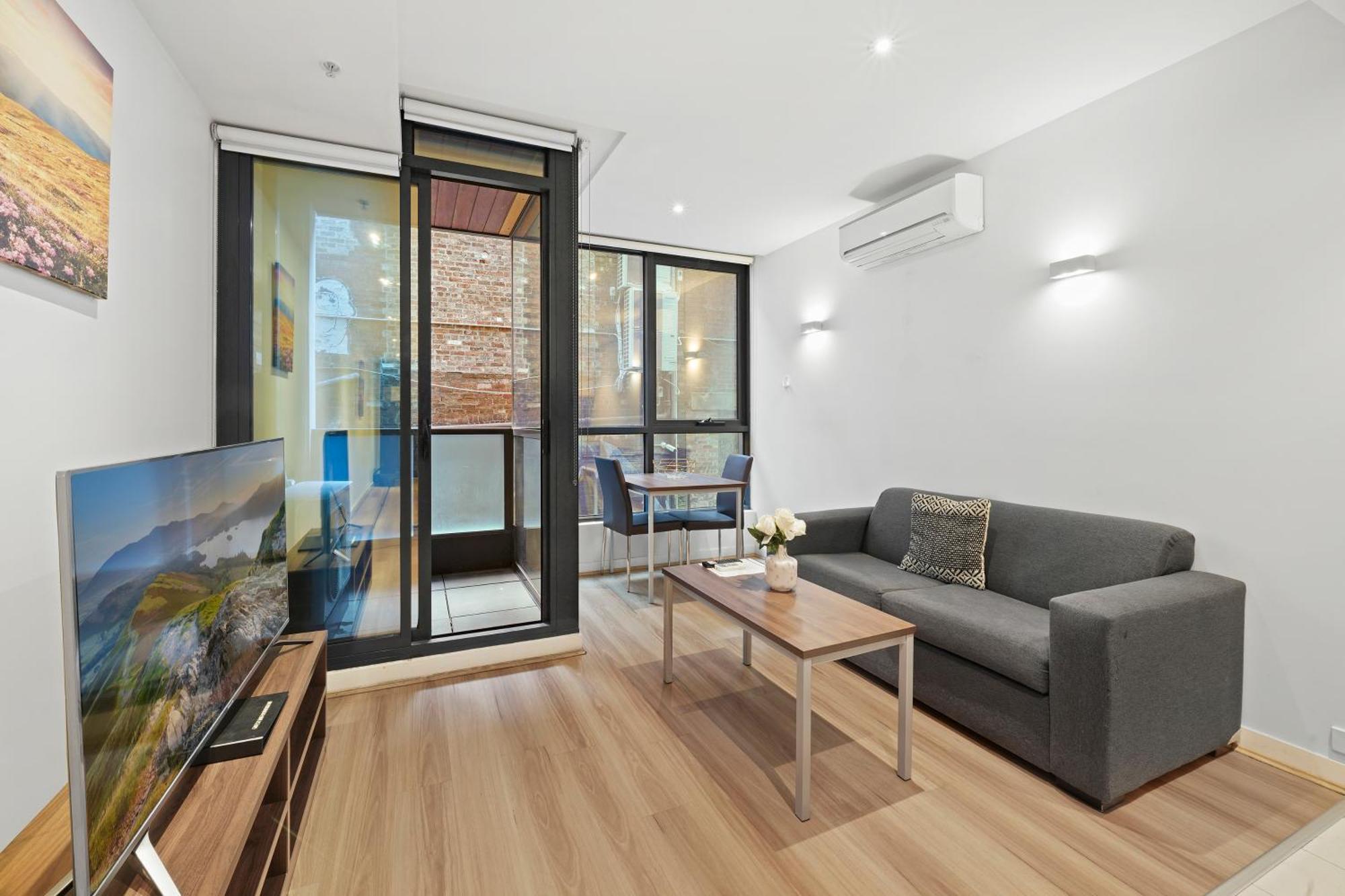 Flinders Street Apartment *