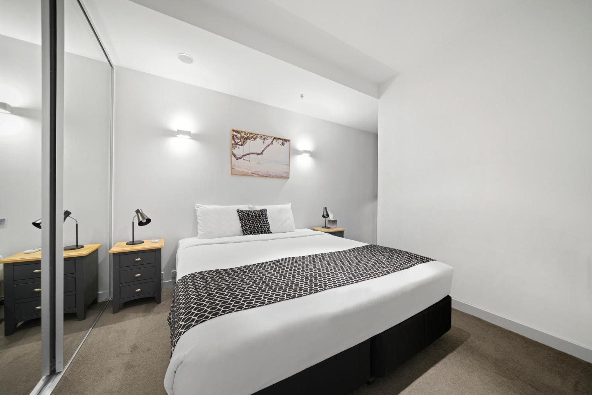 Flinders Street Apartment *