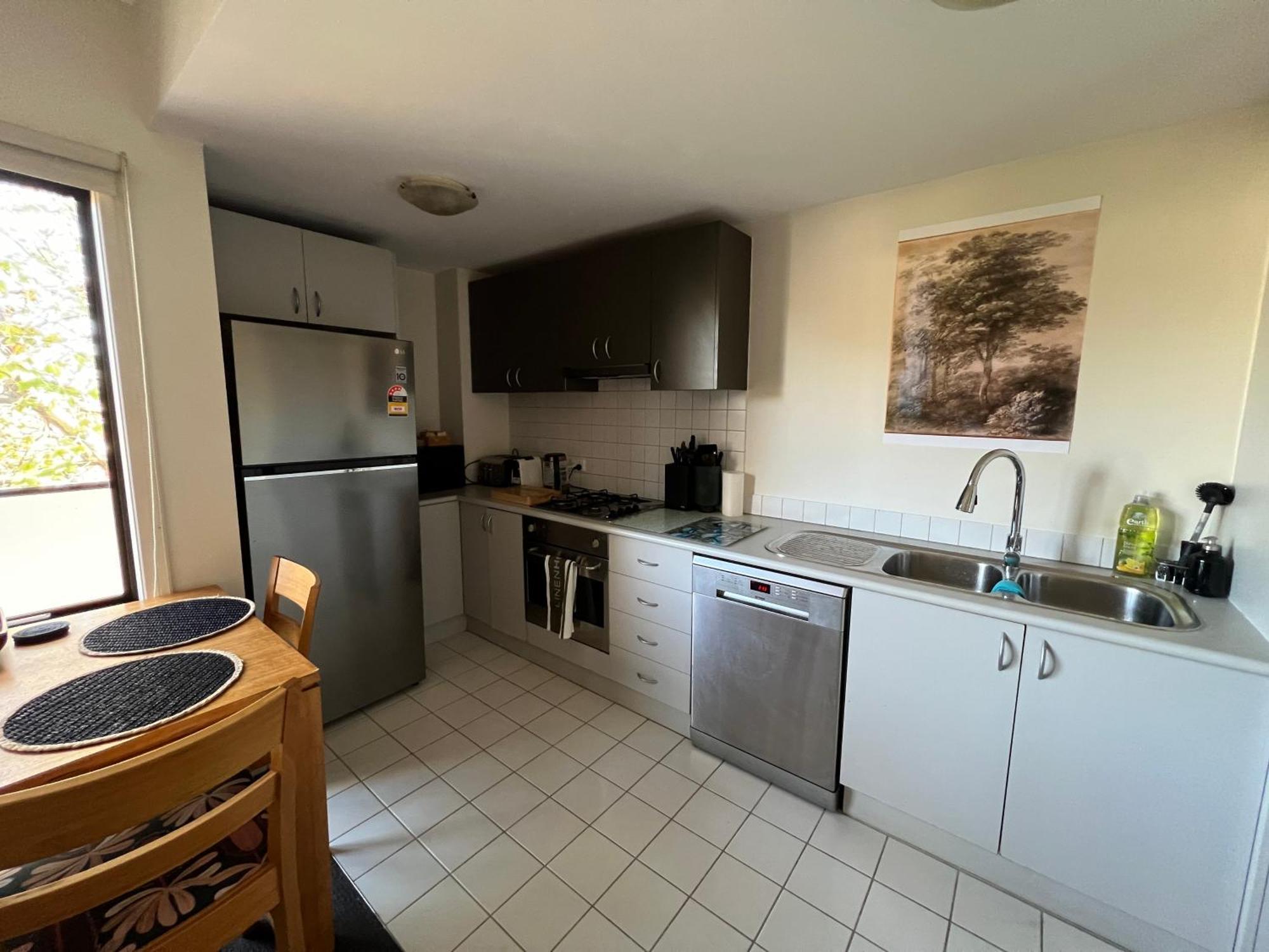 Cozy Apartment- Tranquil Haven In St Kilda's Heart