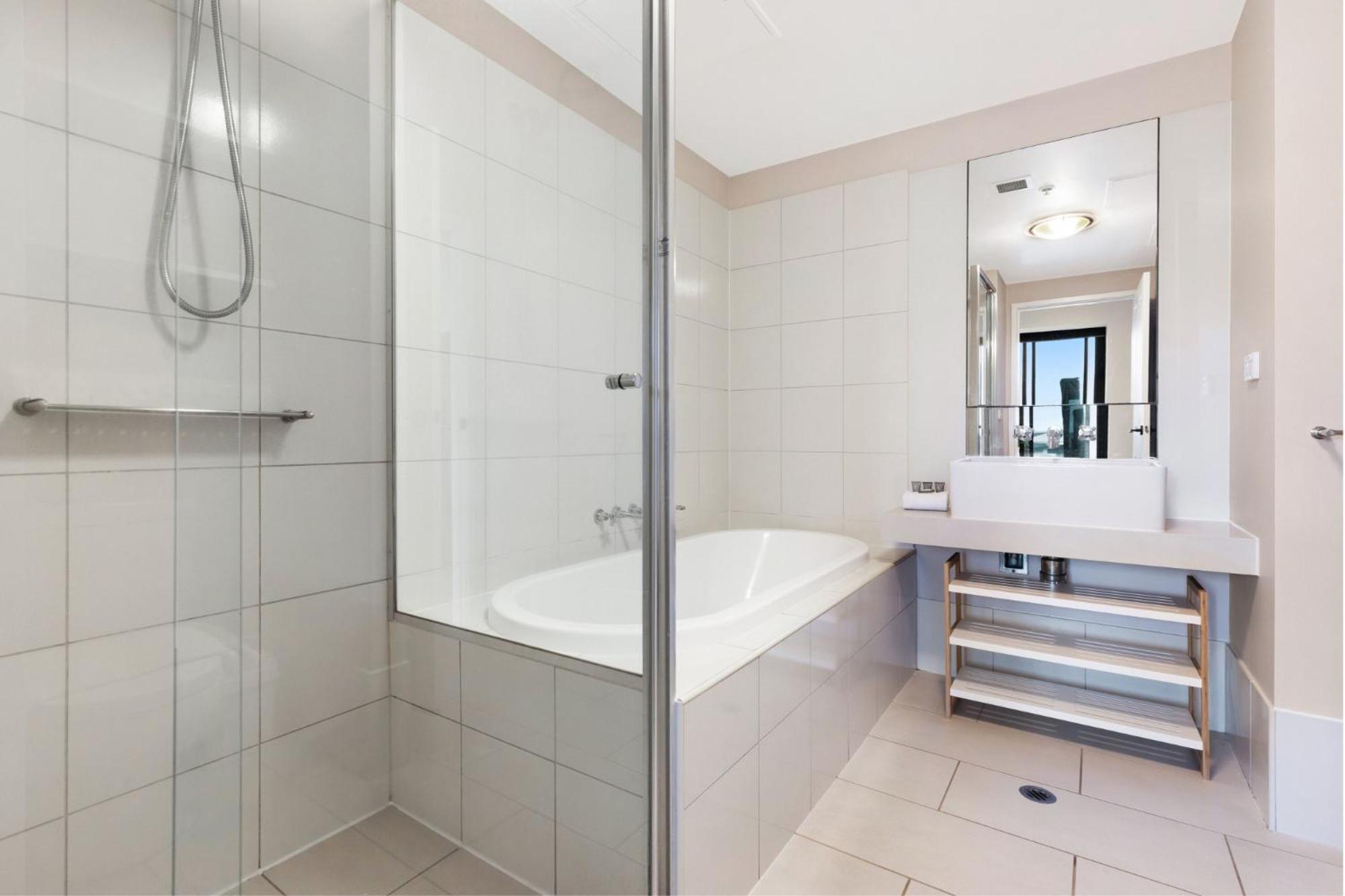 Impeccably Chic 2-bed With Views & Fab Amenities * Melbourne