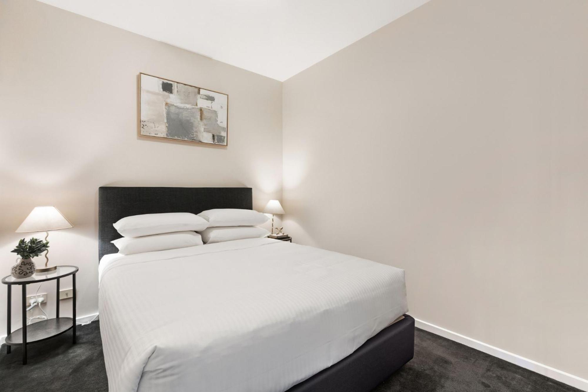 Impeccably Chic 2-bed With Views & Fab Amenities Apartment *