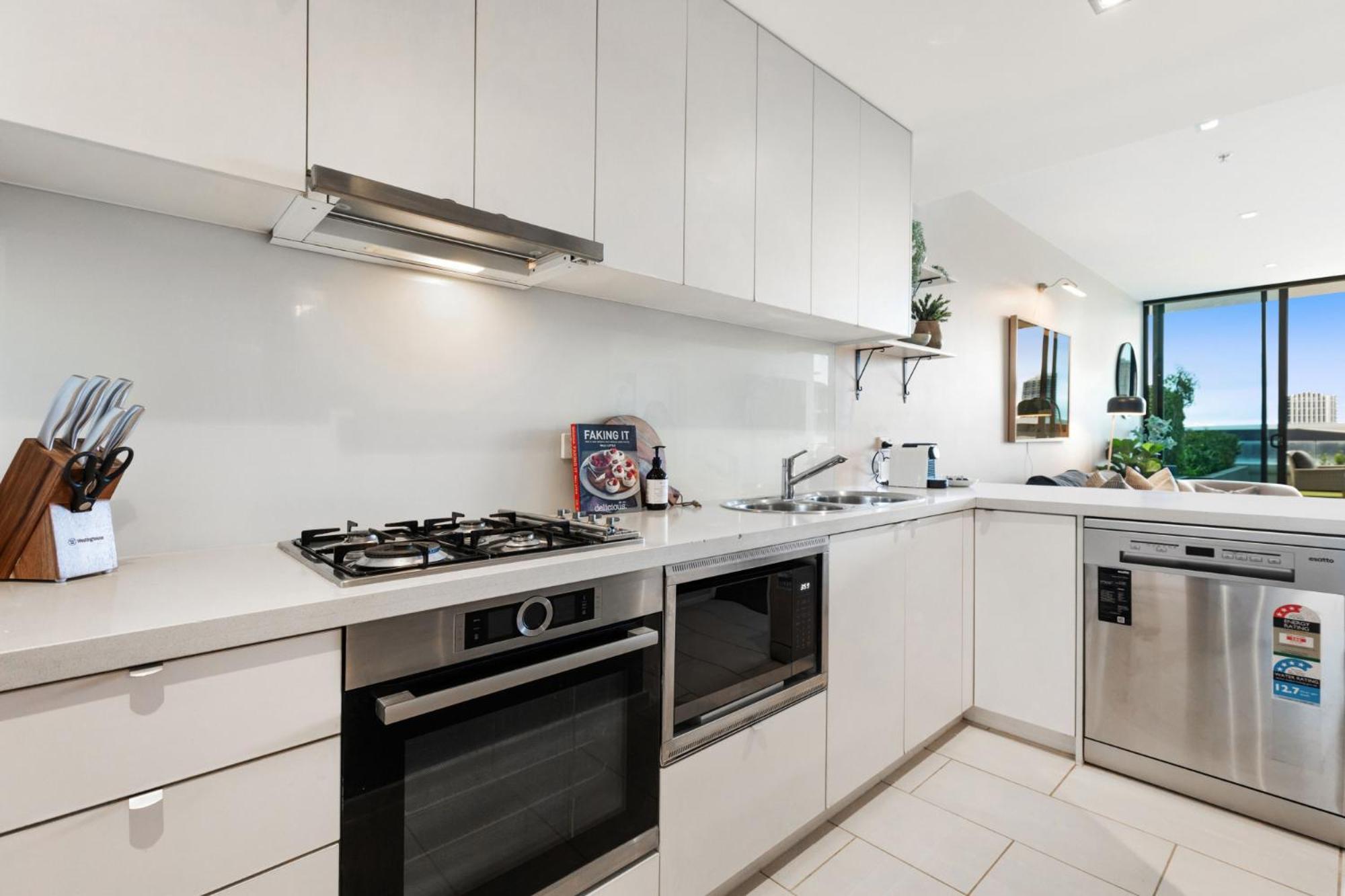 Impeccably Chic 2-bed With Views & Fab Amenities Apartment