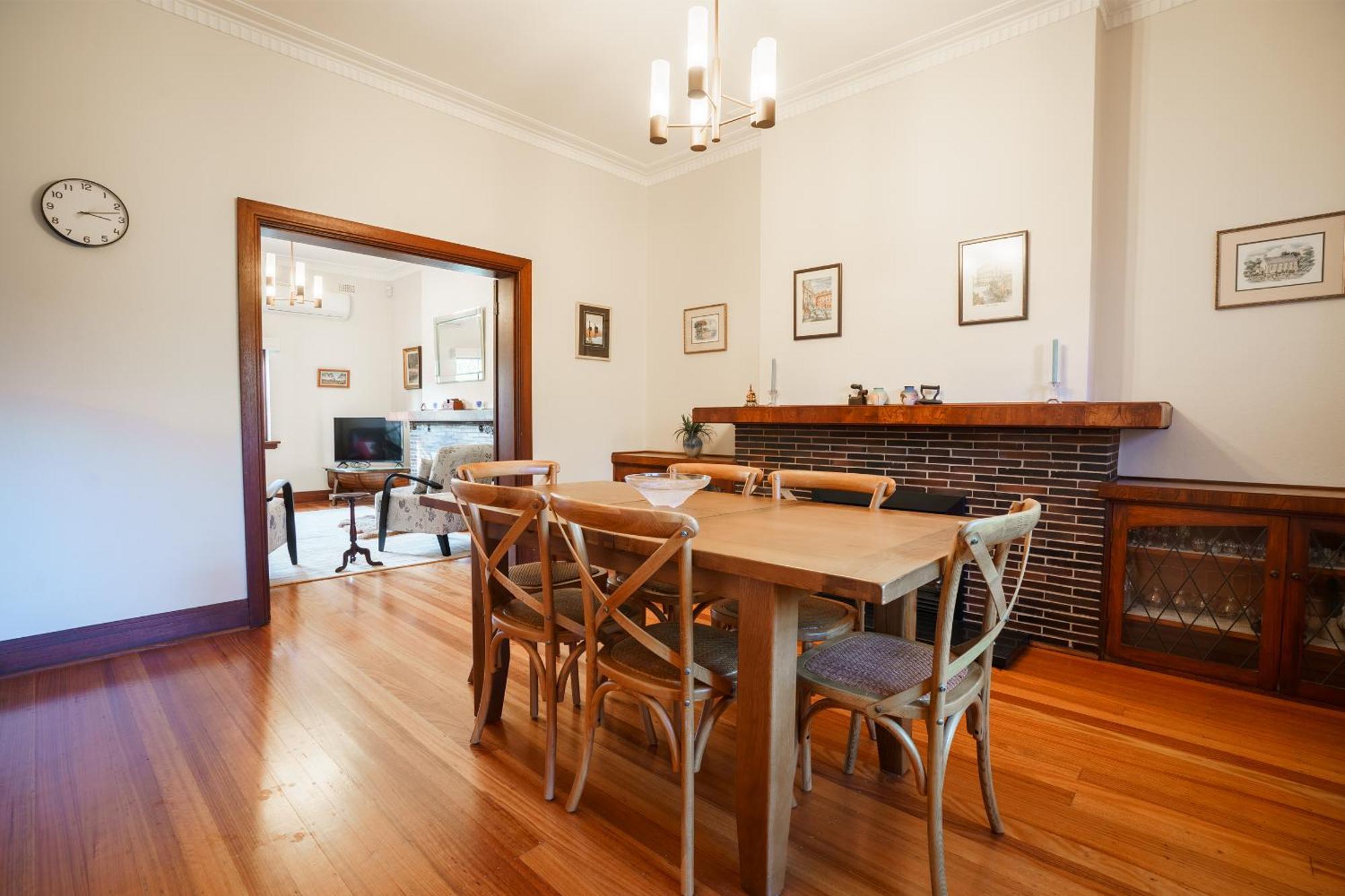 Elegant Caulfield North Family *