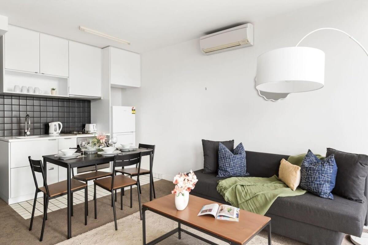 A Chic 2br Near Free Parking *