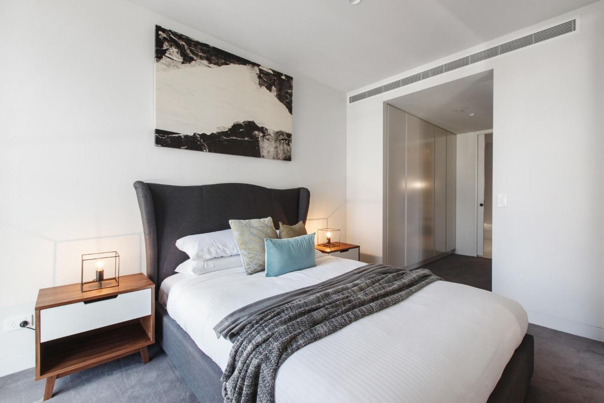 Apartment Chic 1-bed With A Sleek Balcony Near Shops