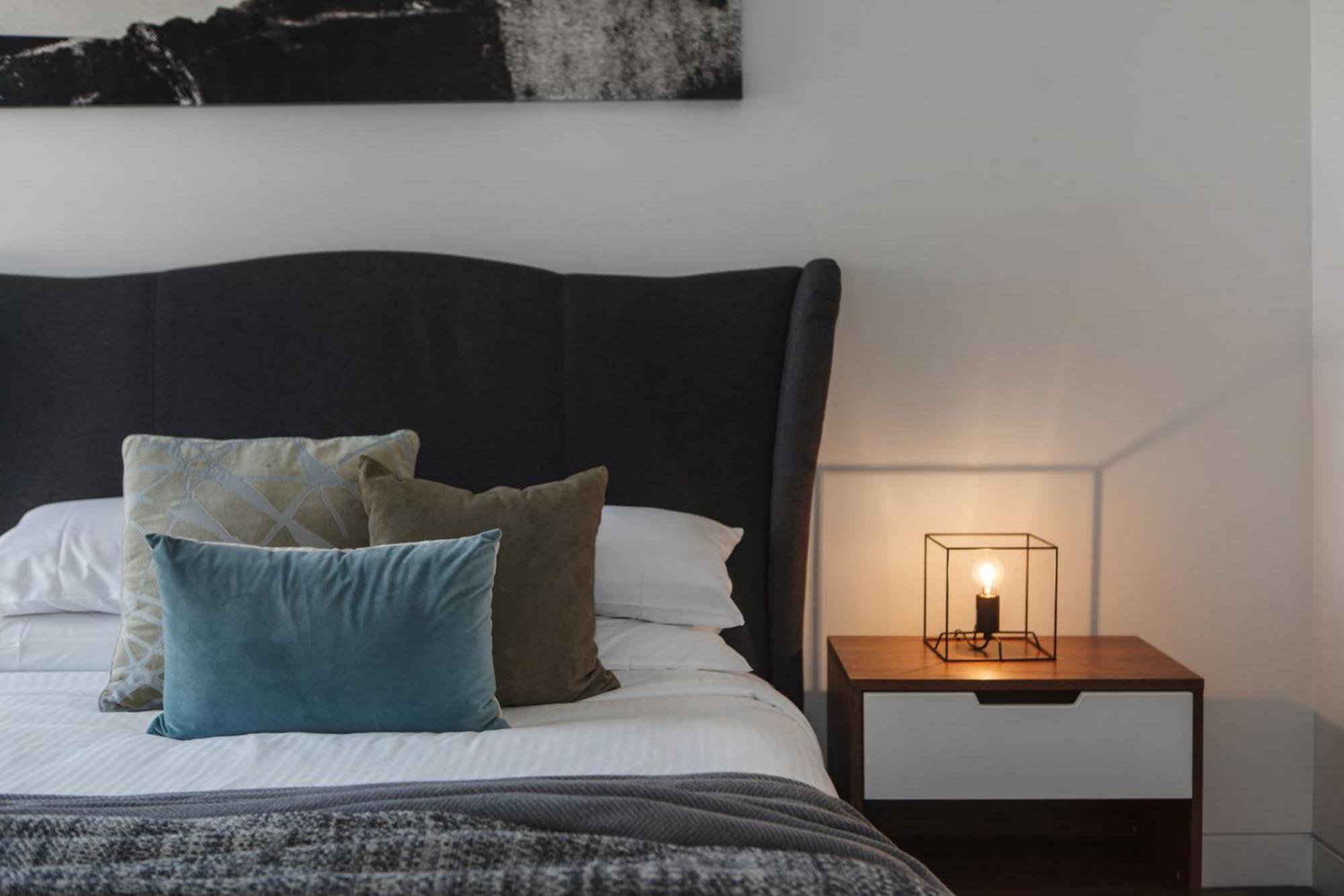 Chic 1-bed With A Sleek Balcony Near Shops Apartment *