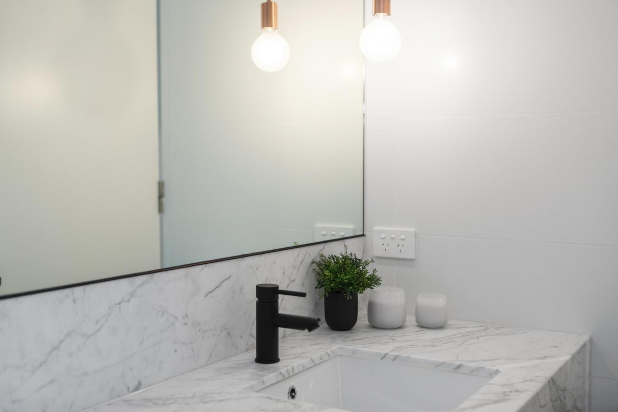 Apartment Chic 1-bed With A Sleek Balcony Near Shops Melbourne