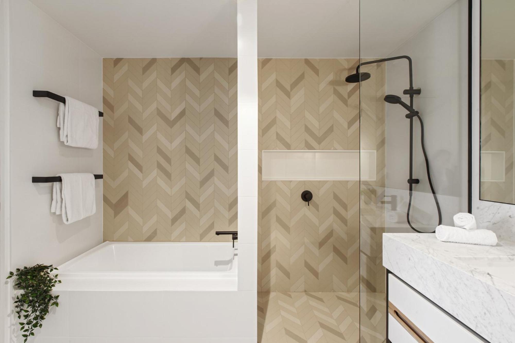 Chic 1-bed With A Sleek Balcony Near Shops