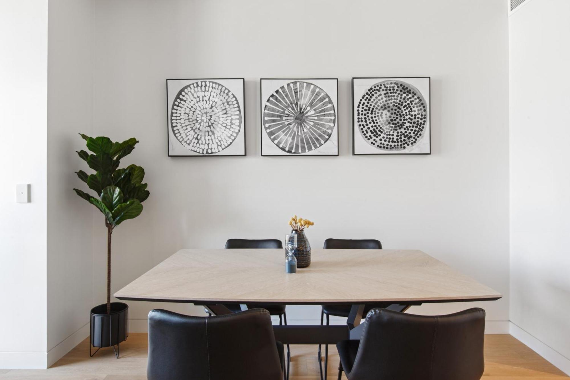 Apartment Chic 1-bed With A Sleek Balcony Near Shops Melbourne