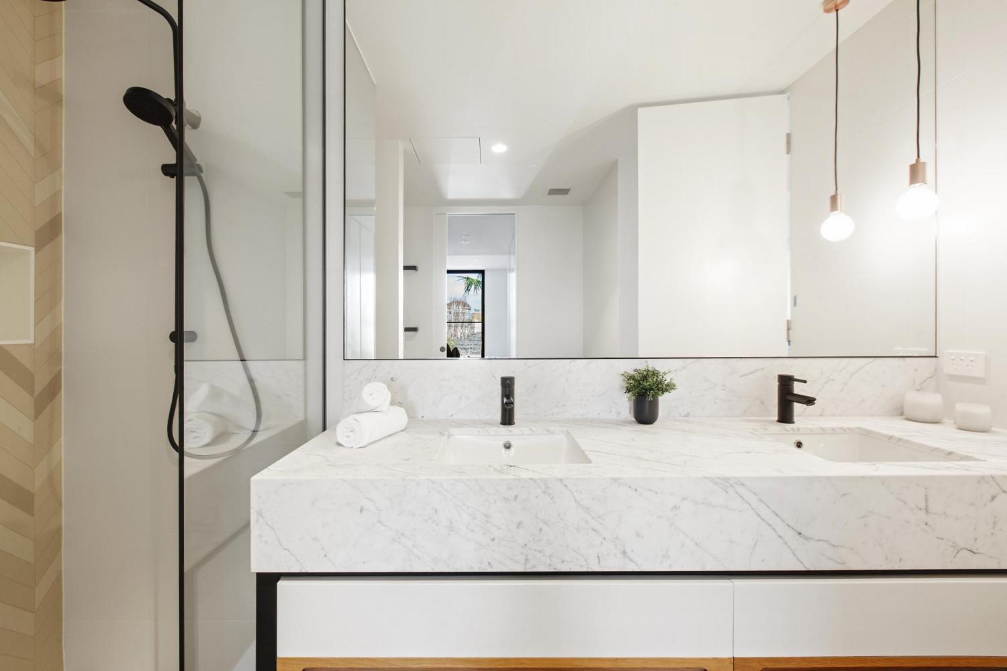 Chic 1-bed With A Sleek Balcony Near Shops * Melbourne