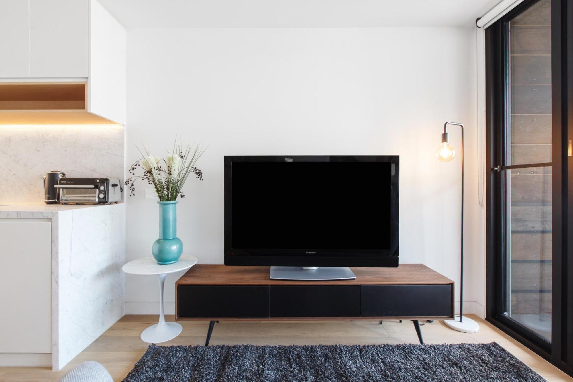 Chic 1-bed With A Sleek Balcony Near Shops