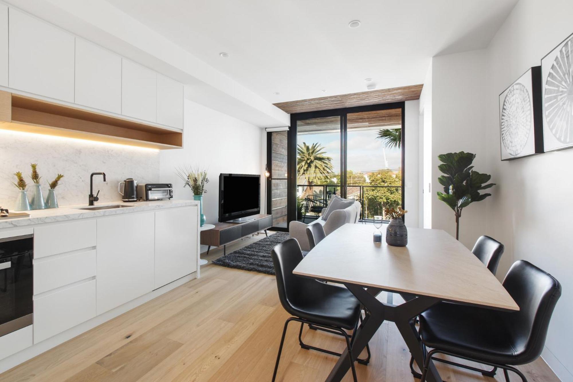 Chic 1-bed With A Sleek Balcony Near Shops
