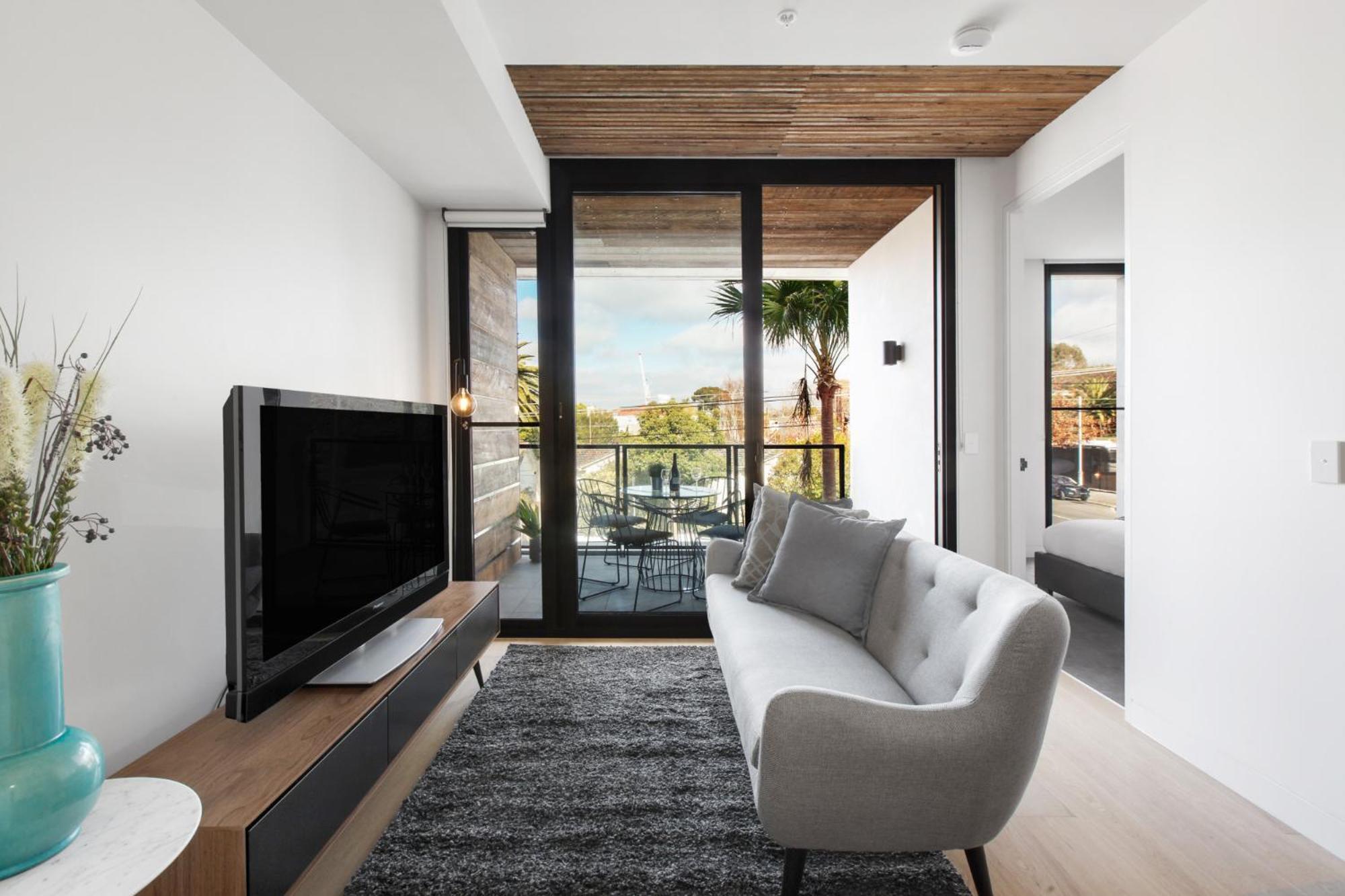 Apartment Chic 1-bed With A Sleek Balcony Near Shops