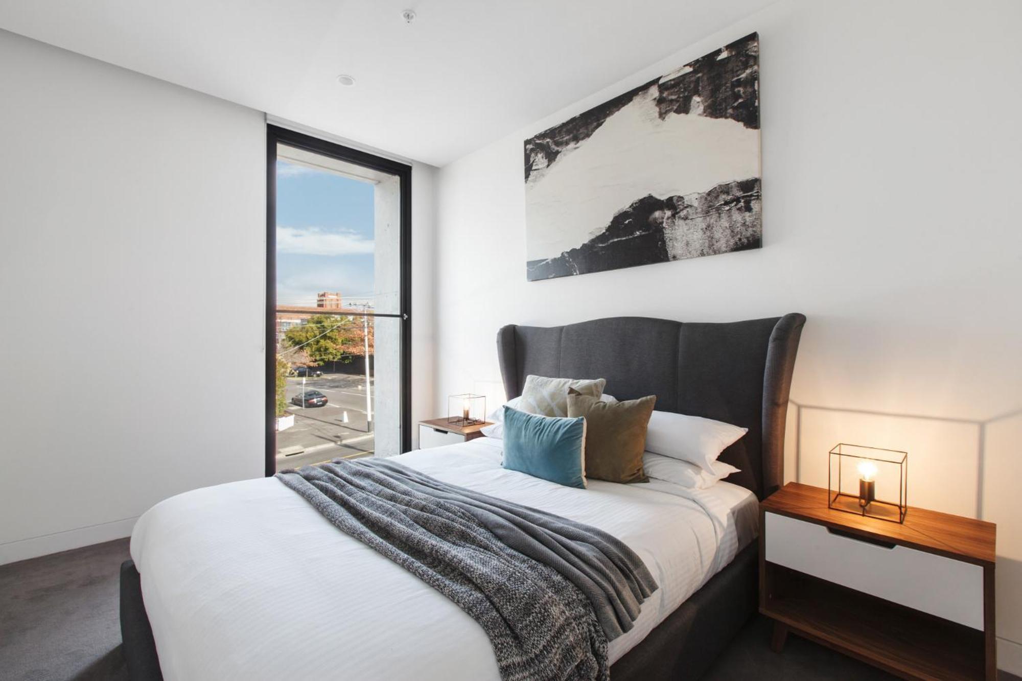 Chic 1-bed With A Sleek Balcony Near Shops * Melbourne