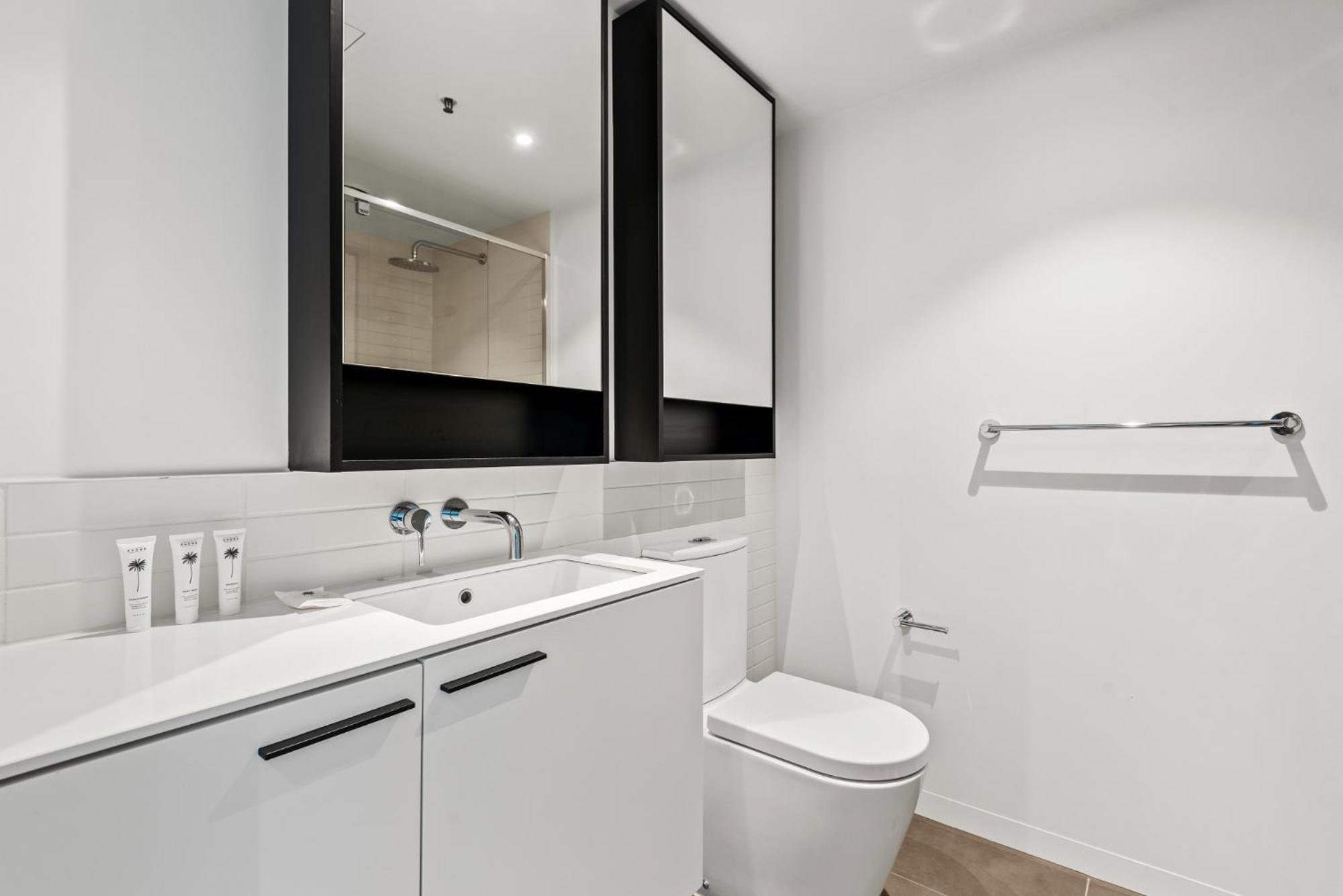 Modern 1-bed & Views, Steps From Racecourse Apartment *