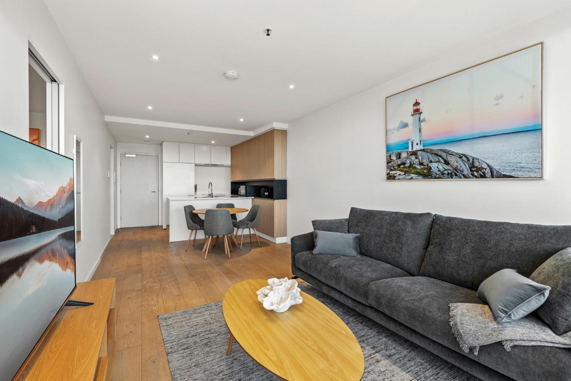 Apartment Modern 1-bed & Views, Steps From Racecourse *