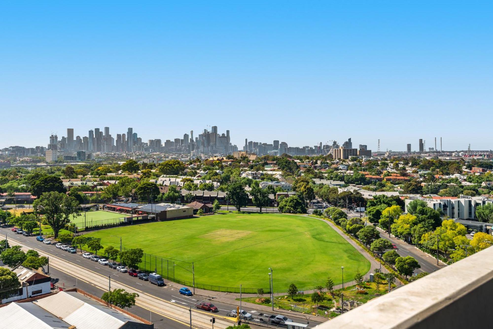 Modern 1-bed & Views, Steps From Racecourse * Melbourne