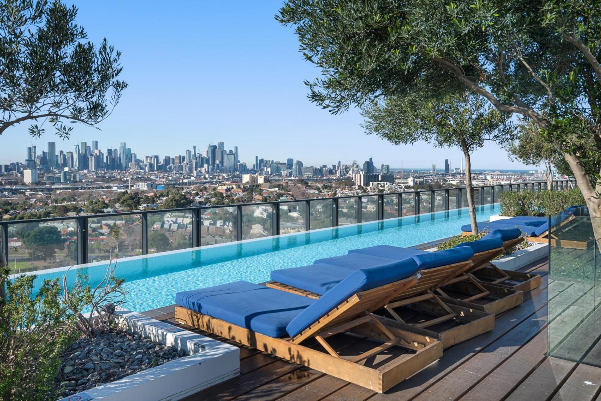 Modern 1-bed & Views, Steps From Racecourse *