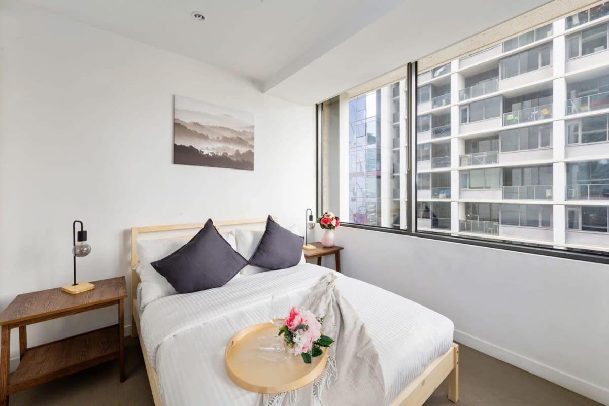 A Chic 2br Apt With A Pool & Gym, Southern Cross Melbourne