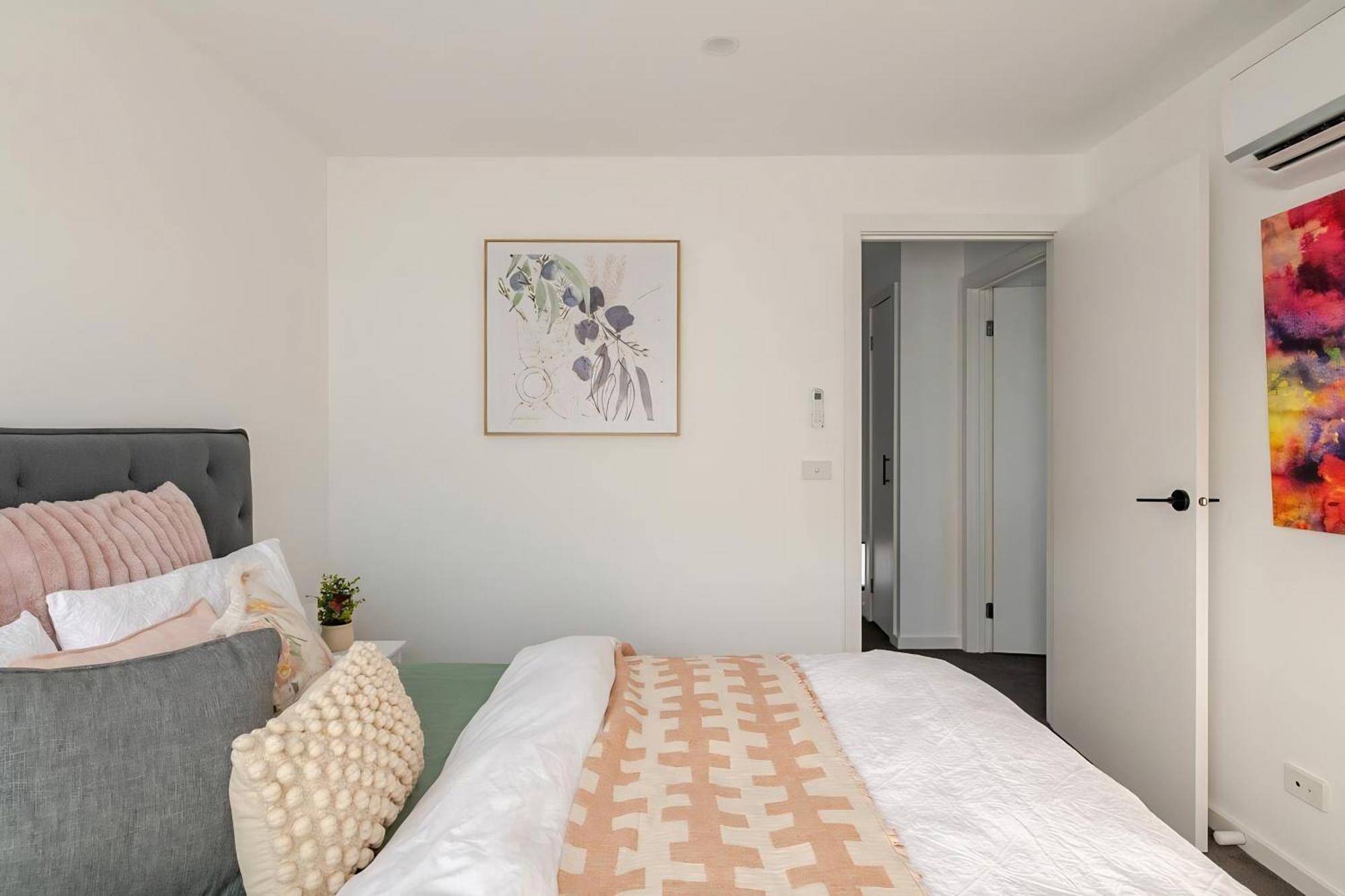 Stunning, Modern, Two-story Detached Townhouse Holiday home Melbourne