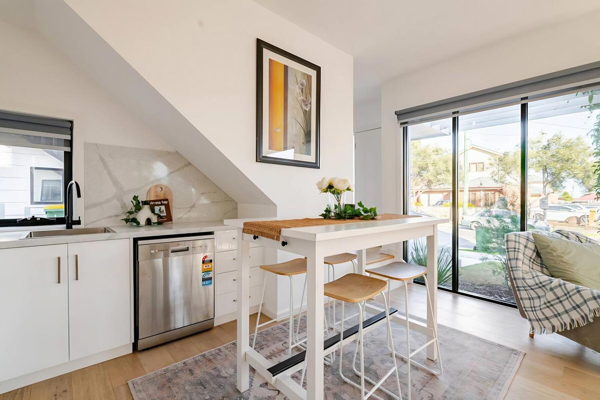 Stunning, Modern, Two-story Detached Townhouse Holiday home Melbourne