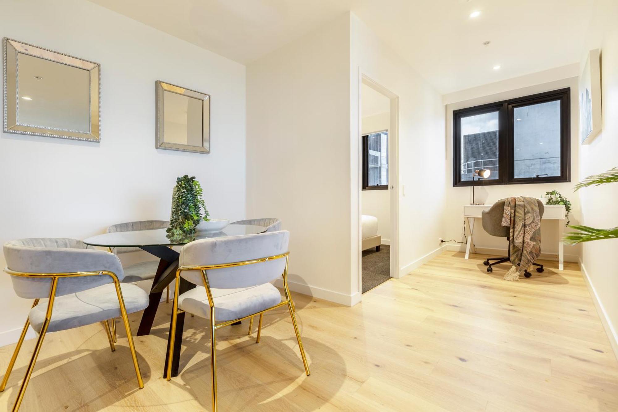 Sophisticated Designer W & Bay Views Apartment