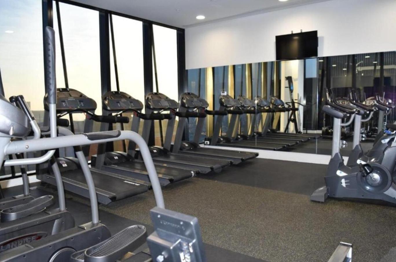 Collins Night View 1br In Melbournegym