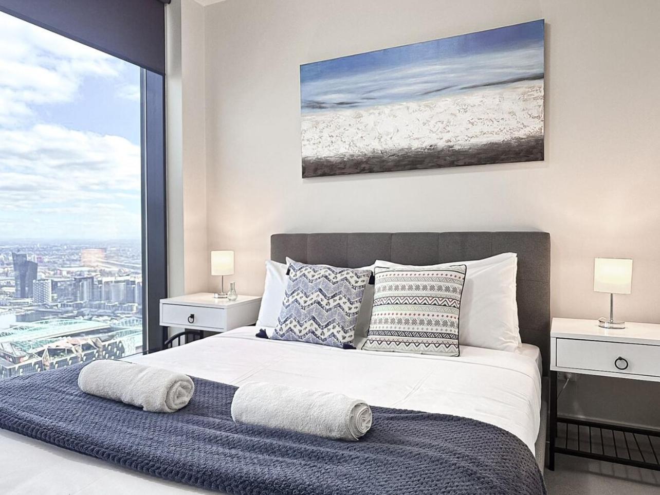 Collins Night View 1br In Melbournegym Apartment *
