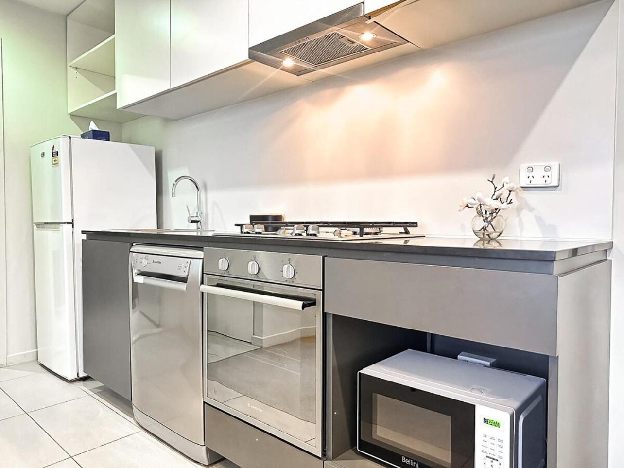 Apartment Collins Night View 1br In Melbournegym Melbourne