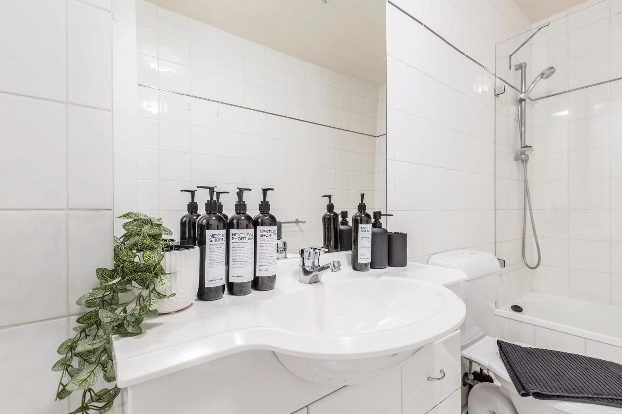 Apartment 3 Bedroom With Carpark Close To Park *