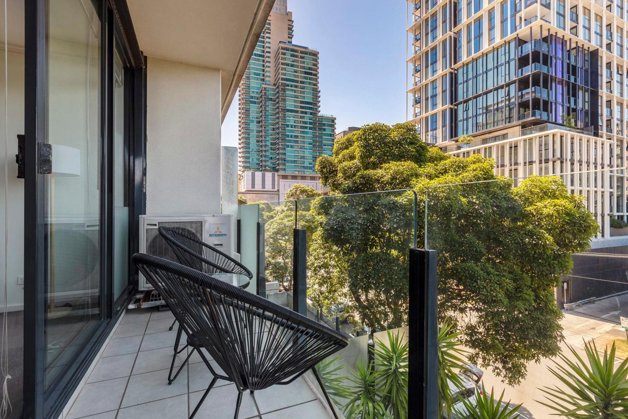3 Bedroom With Carpark Close To Park * Melbourne