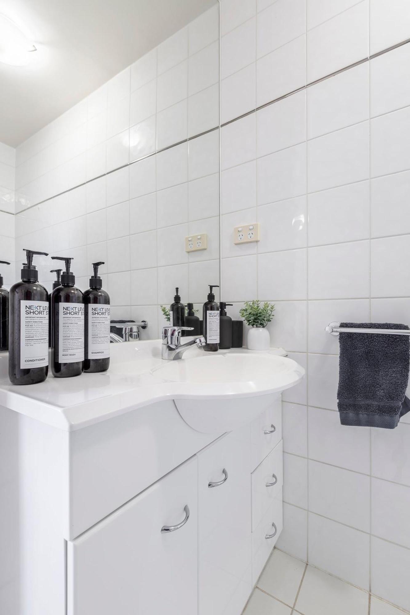 3 Bedroom With Carpark Close To Park Melbourne