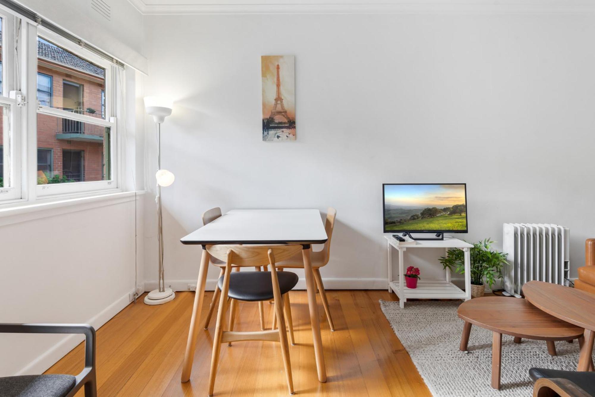 Comfy One-bedroom Unit Between And Airport Apartment