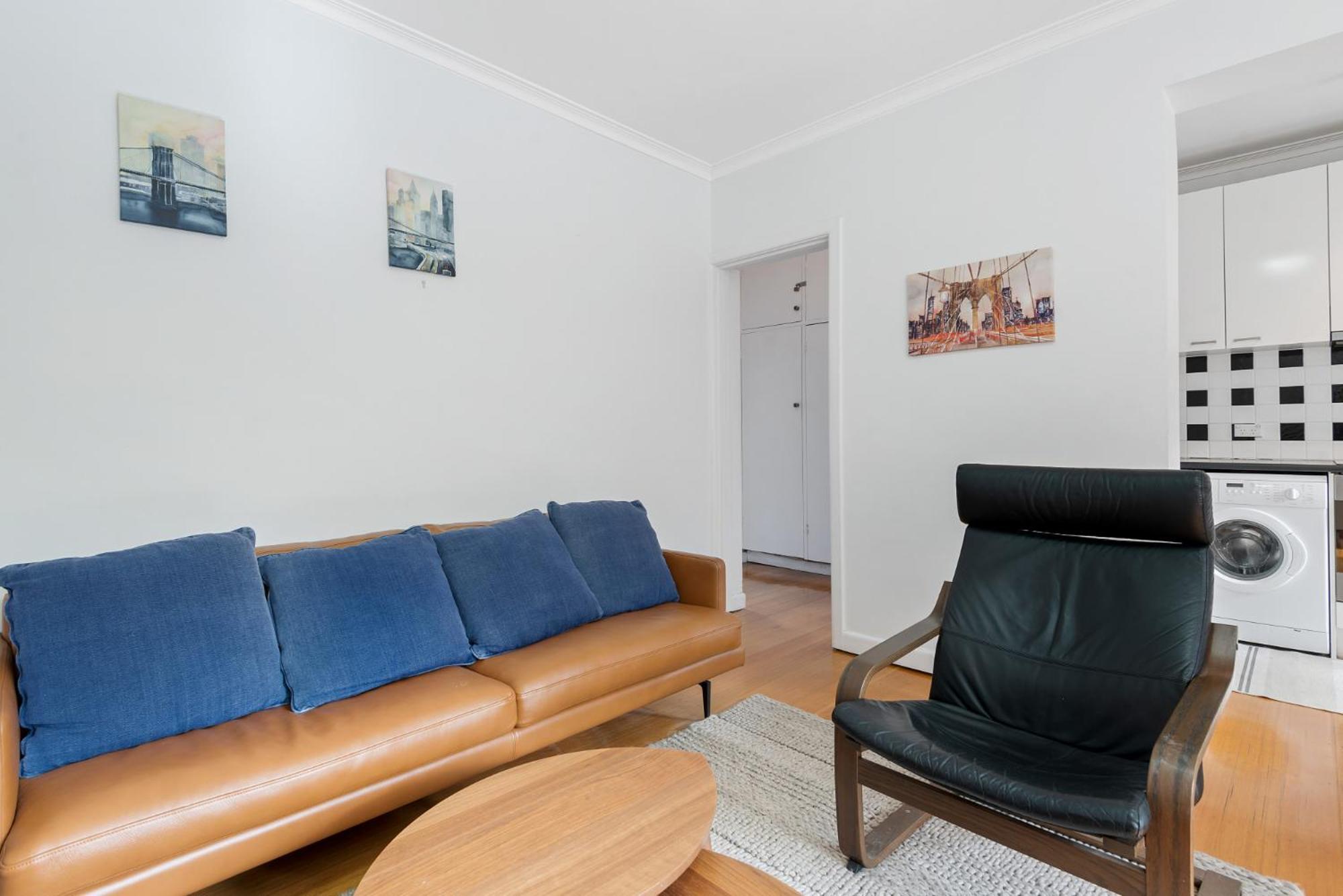 Comfy One-bedroom Unit Between And Airport Apartment