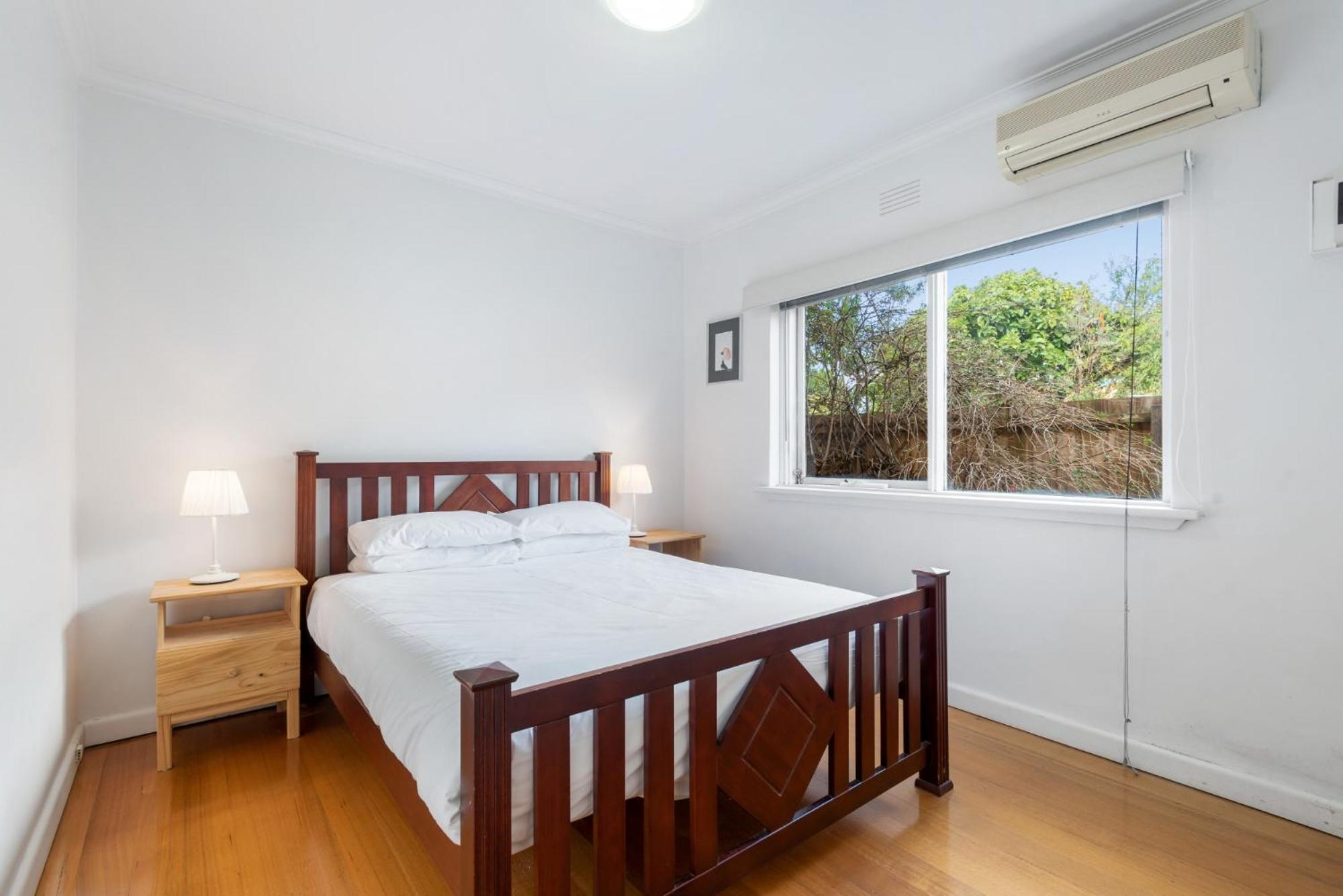 Comfy One-bedroom Unit Between And Airport Apartment *