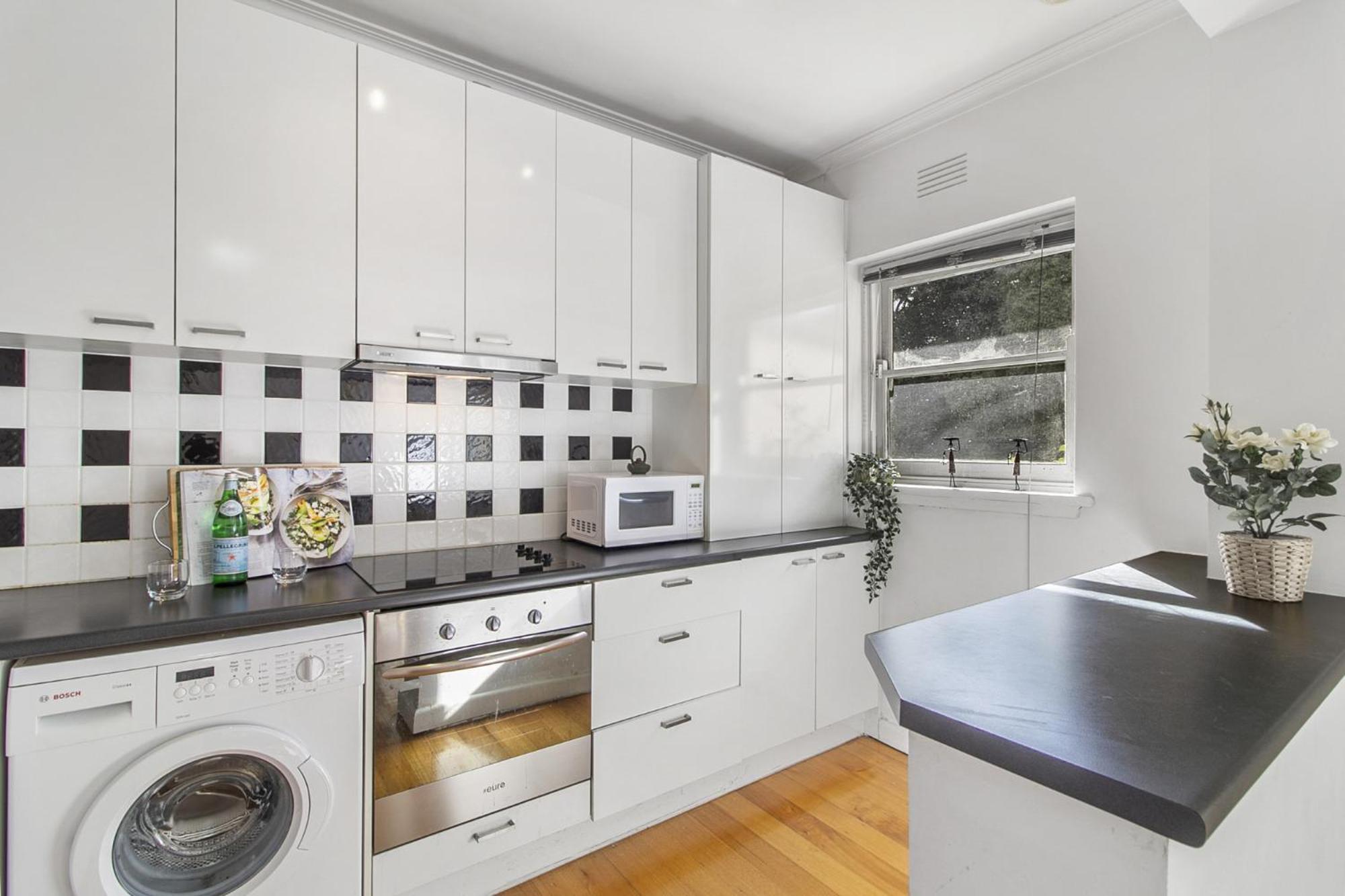 Comfy One-bedroom Unit Between And Airport Apartment