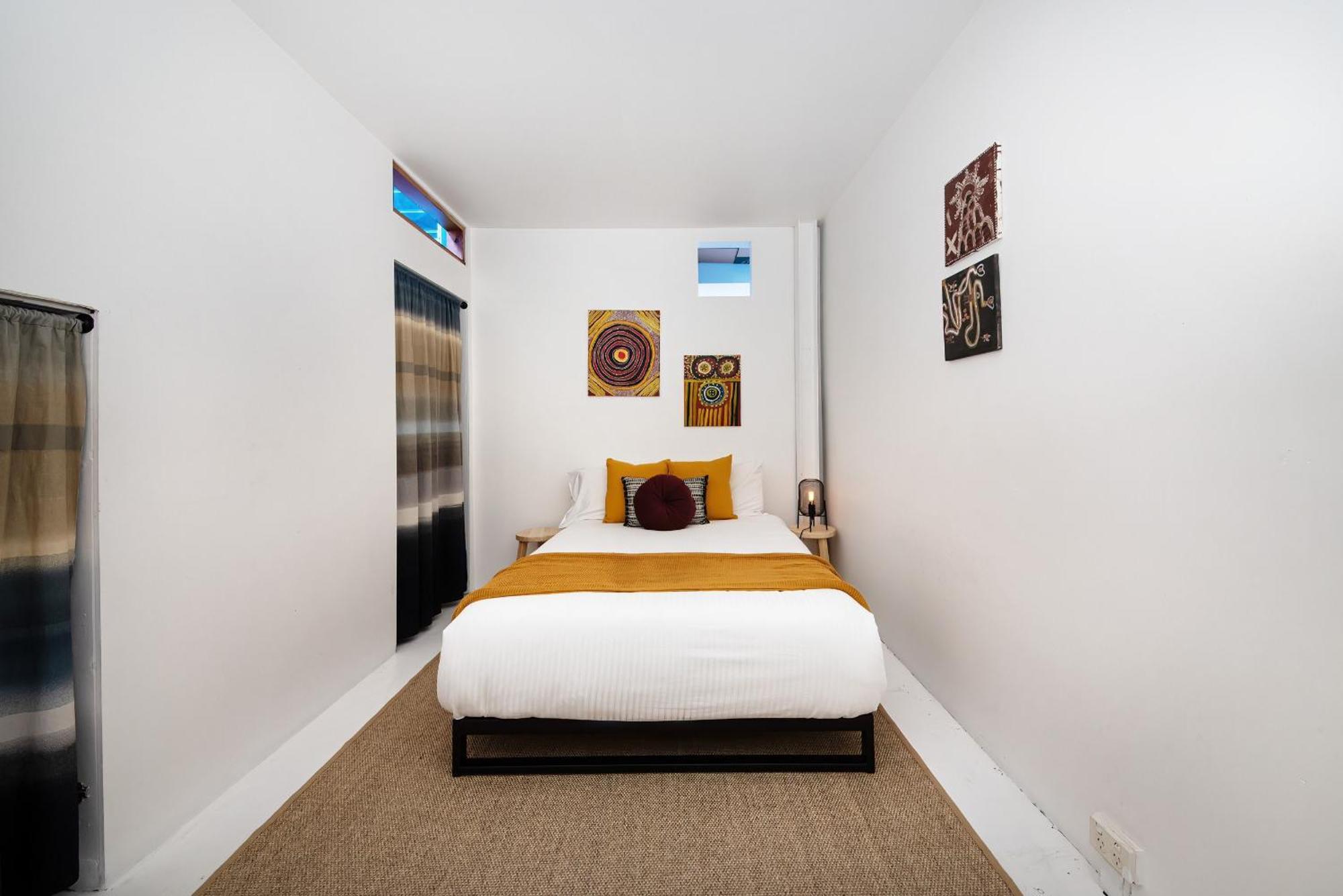 Spacious Warehouse Conversion 2 Bdrms & Parking * Melbourne