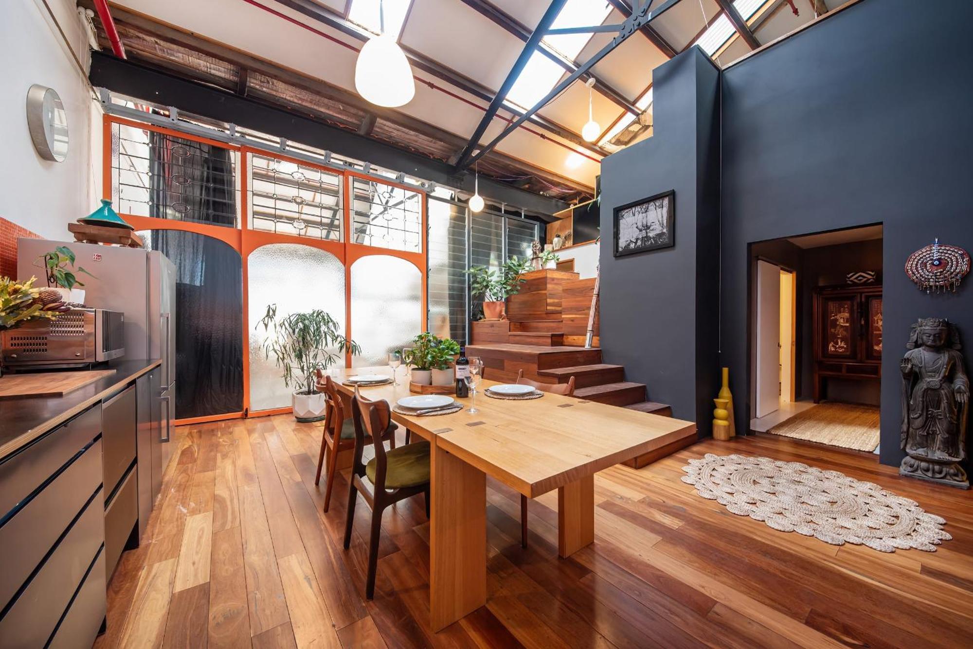 Spacious Warehouse Conversion 2 Bdrms & Parking Melbourne