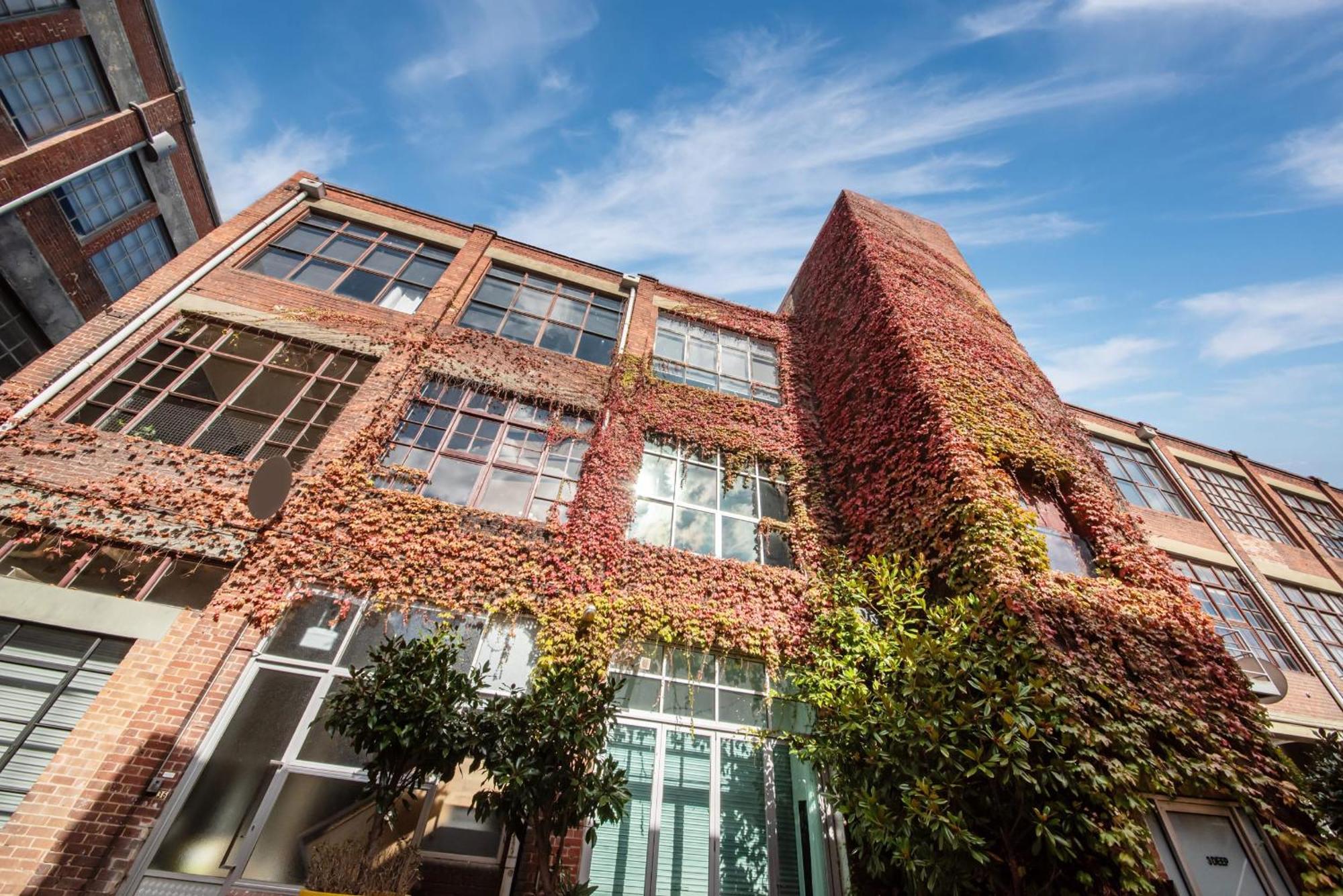 Spacious Warehouse Conversion 2 Bdrms & Parking