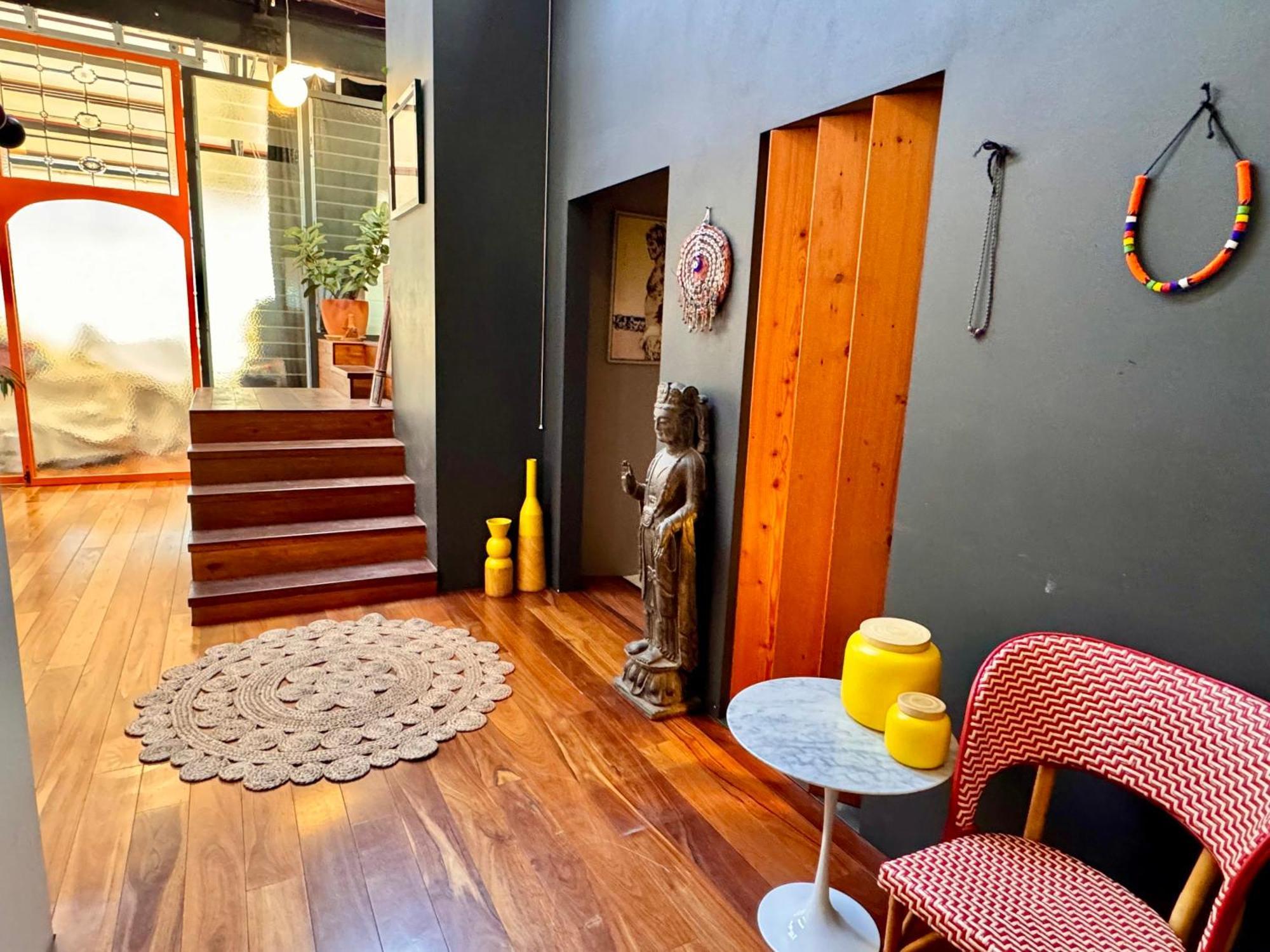 Spacious Warehouse Conversion 2 Bdrms & Parking Apartment *