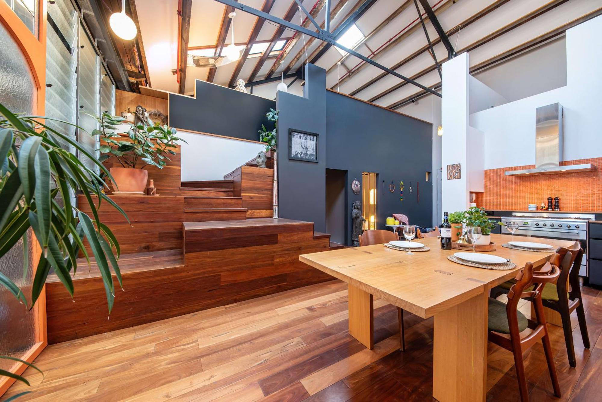 Spacious Warehouse Conversion 2 Bdrms & Parking Apartment