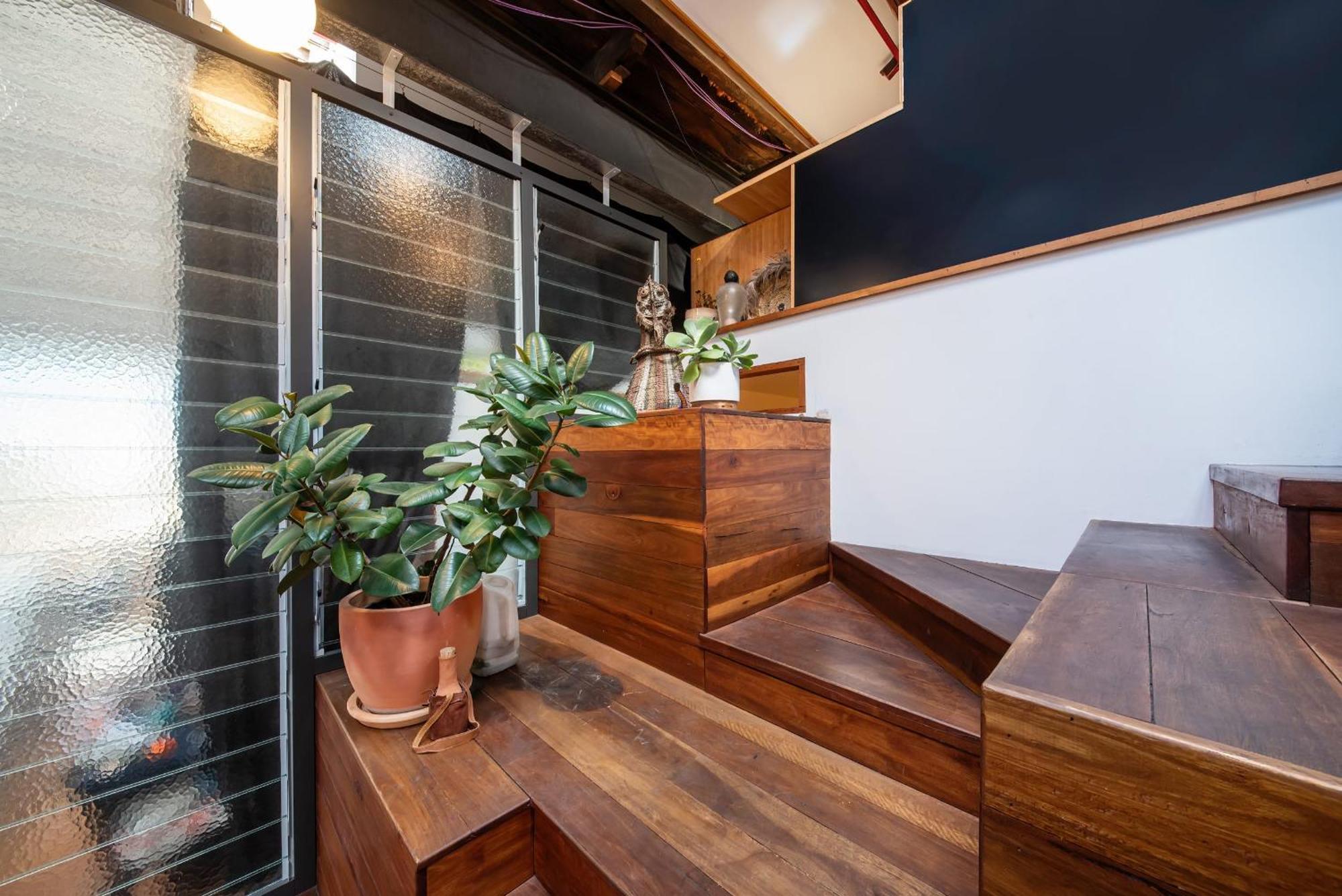 Spacious Warehouse Conversion 2 Bdrms & Parking Apartment