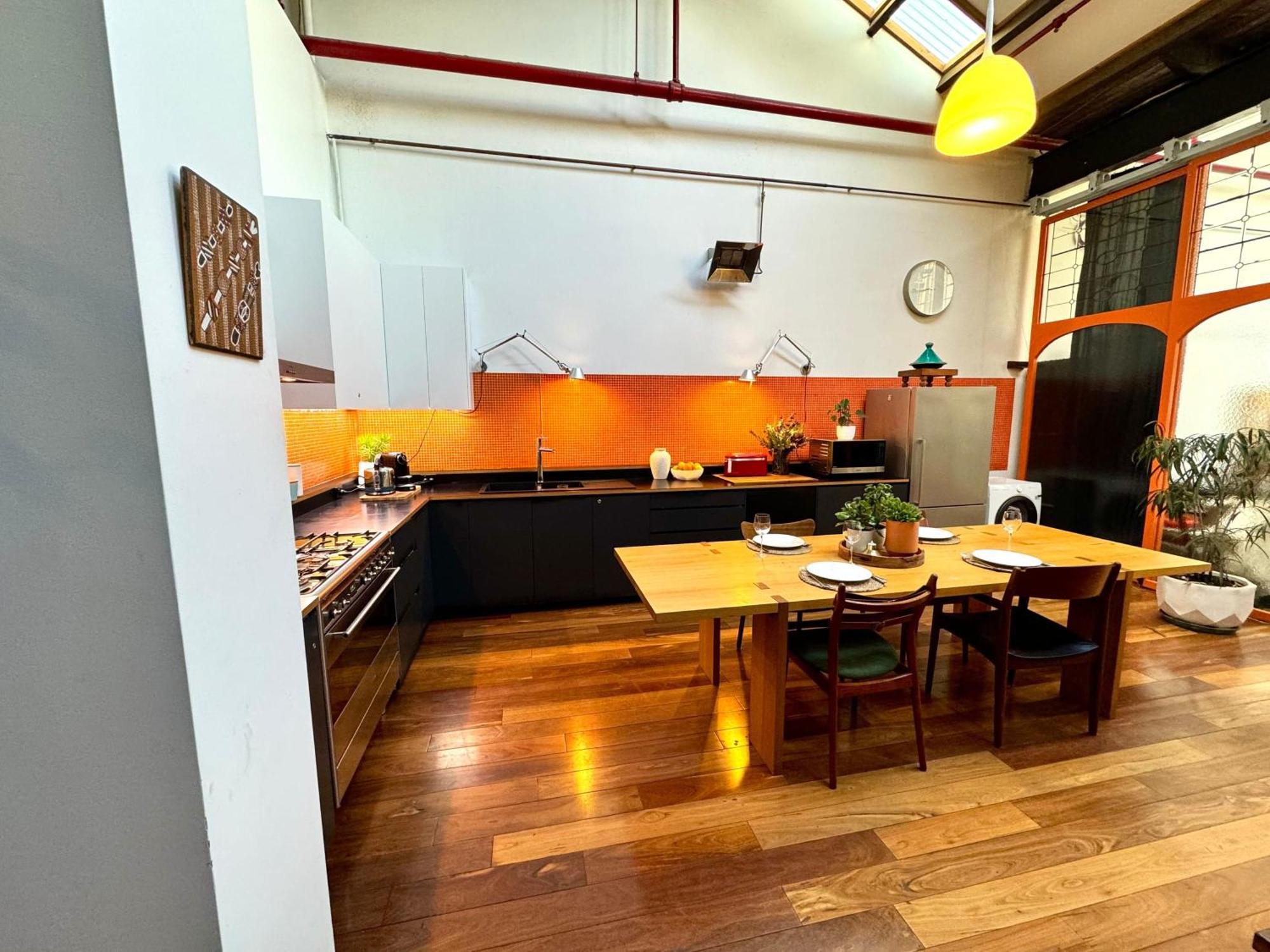 Apartment Spacious Warehouse Conversion 2 Bdrms & Parking *