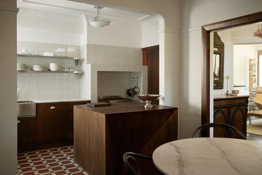 Art Deco Boutique Bespoke Brilliance & Beach&park Apartment