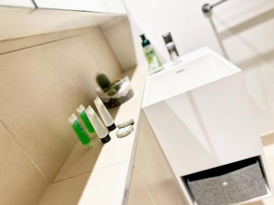 Fc104 -1 Bath 2 Bedroom Modern Oasis With, Pool & Gym Apartment
