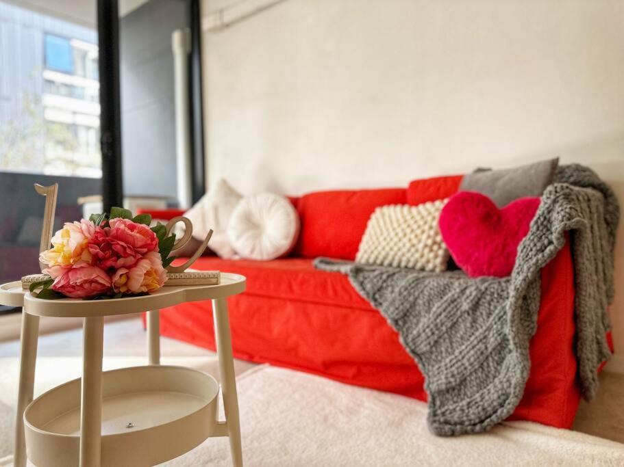 Fc104 -1 Bath 2 Bedroom Modern Oasis With, Pool & Gym Apartment Melbourne