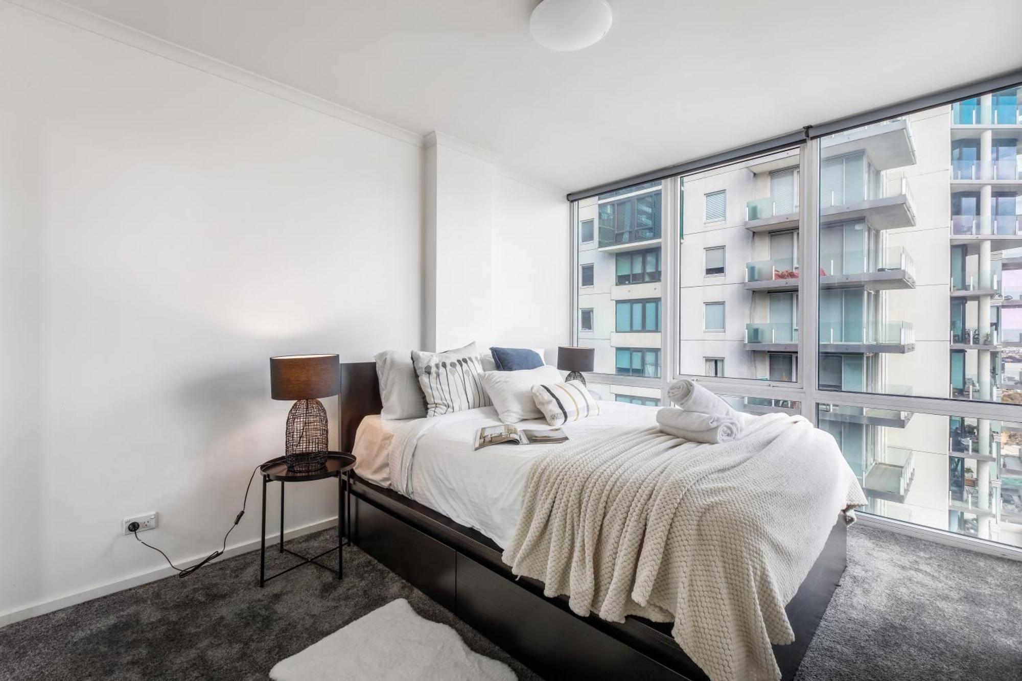 Modern Nomads Stunning & River View 3br With Carpark Apartment *