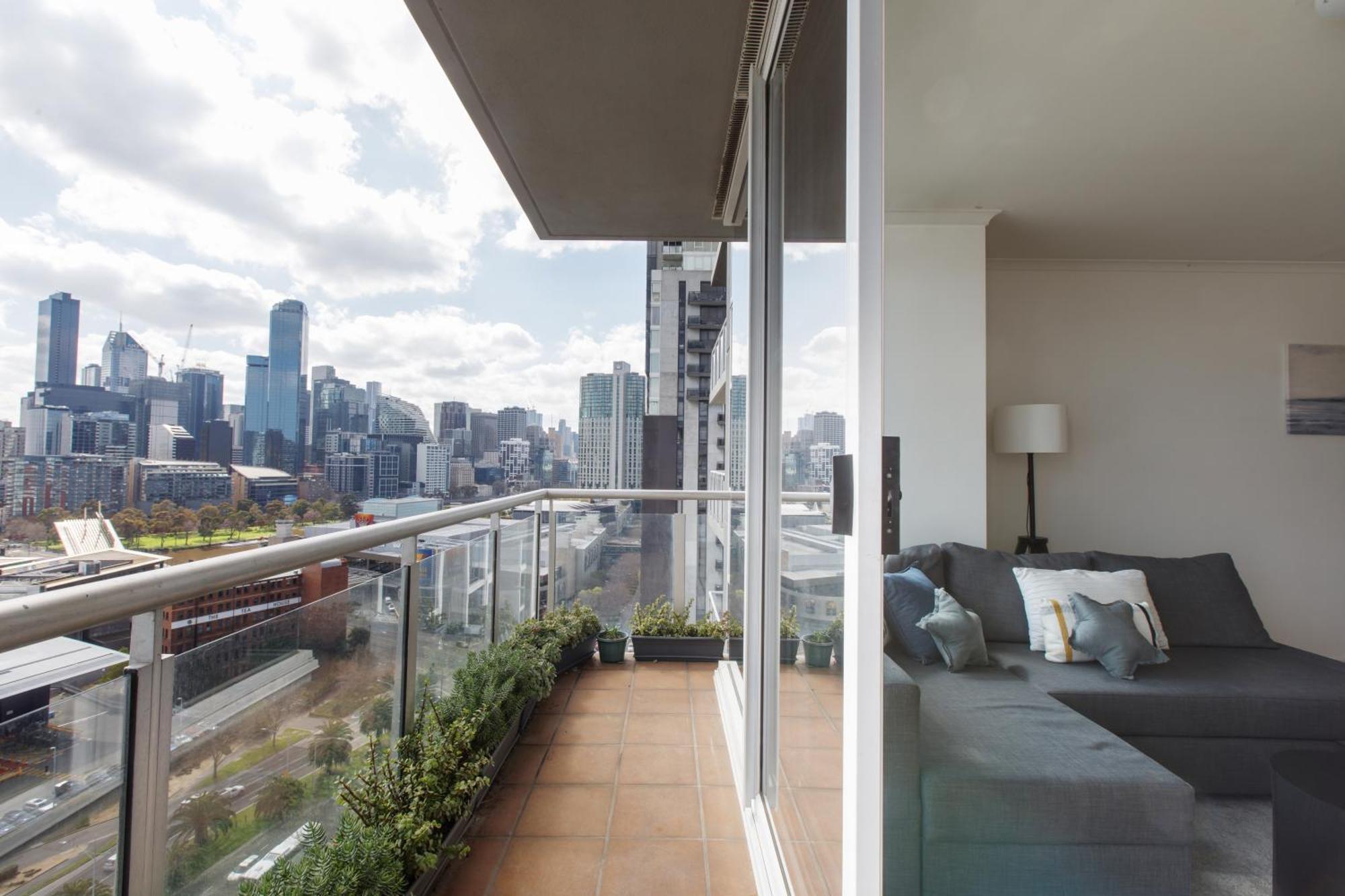 Modern Nomads Stunning & River View 3br With Carpark Apartment