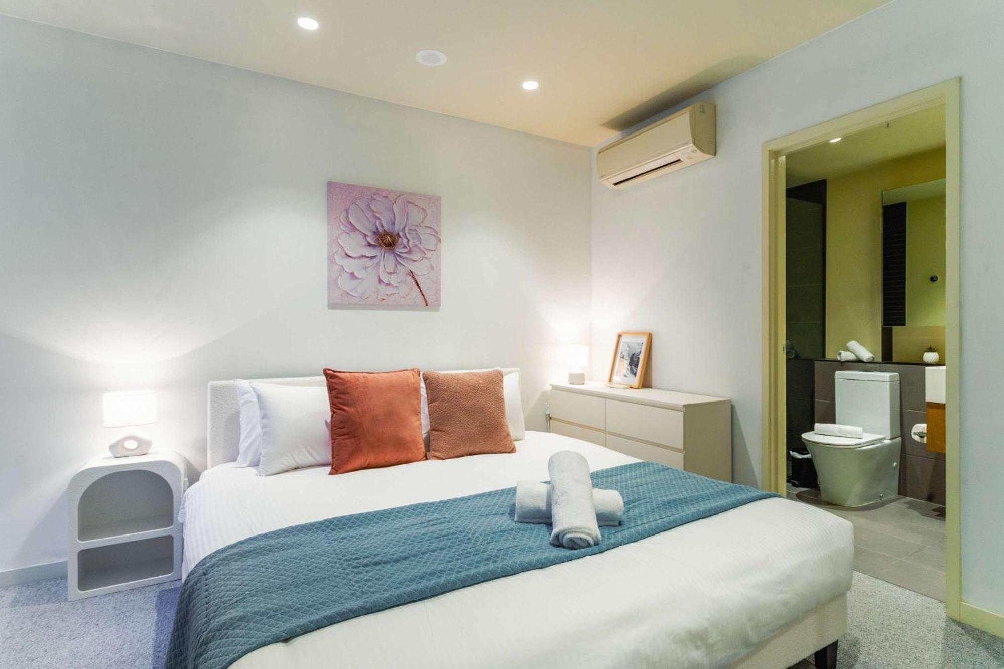 Apartment Luxe 2br Retreat Pool Gym & Parking South Yarra *