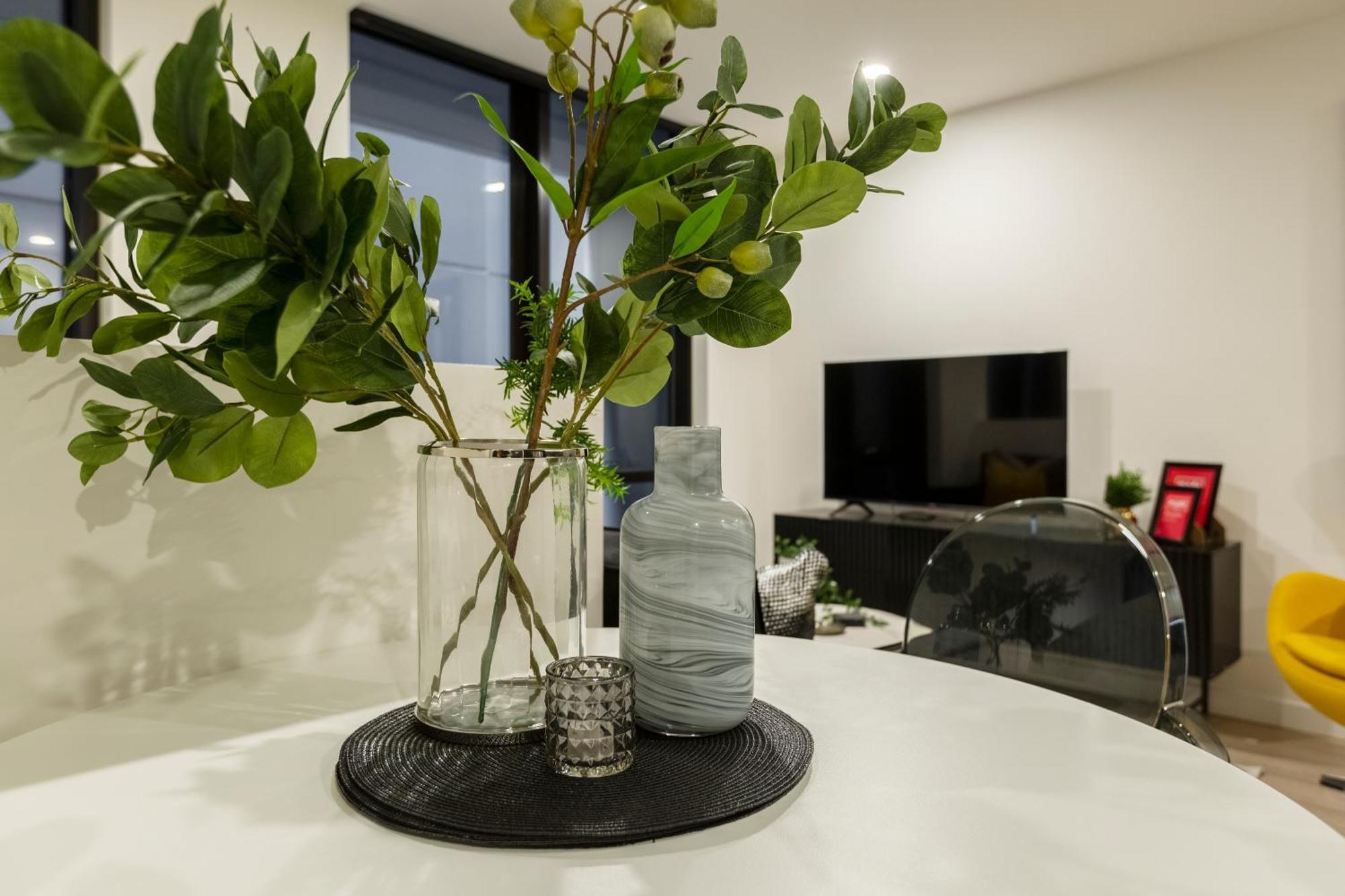Trendy 2-level Condohuge Terrace Free Parking Apartment